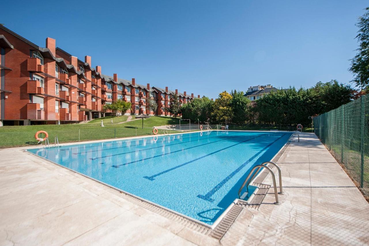 Luminoso Y Elegante En Urbanización De Lujo En Aravaca – / Con Piscina, Gimnasio Y Parking Privado Con Portero Y Vigilancia Apartamento Madrid