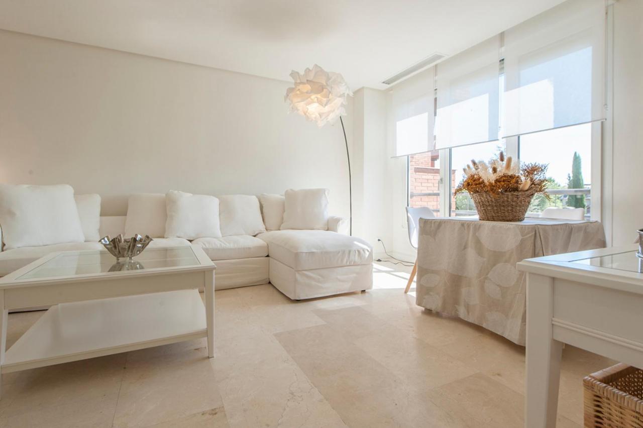 Apartamento Luminoso Y Elegante En Urbanización De Lujo En Aravaca – / Con Piscina, Gimnasio Y Parking Privado Con Portero Y Vigilancia *