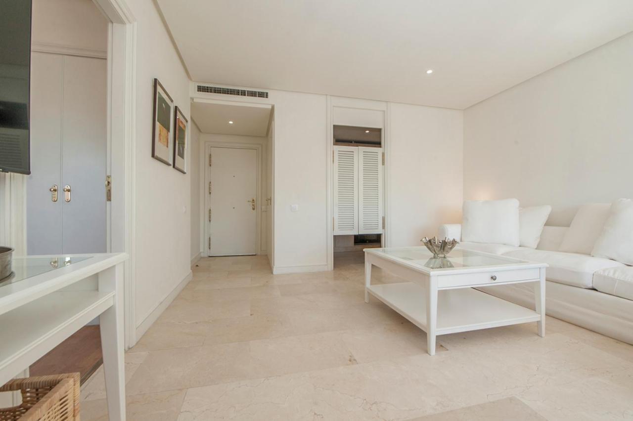 Luminoso Y Elegante En Urbanización De Lujo En Aravaca – / Con Piscina, Gimnasio Y Parking Privado Con Portero Y Vigilancia Apartamento *