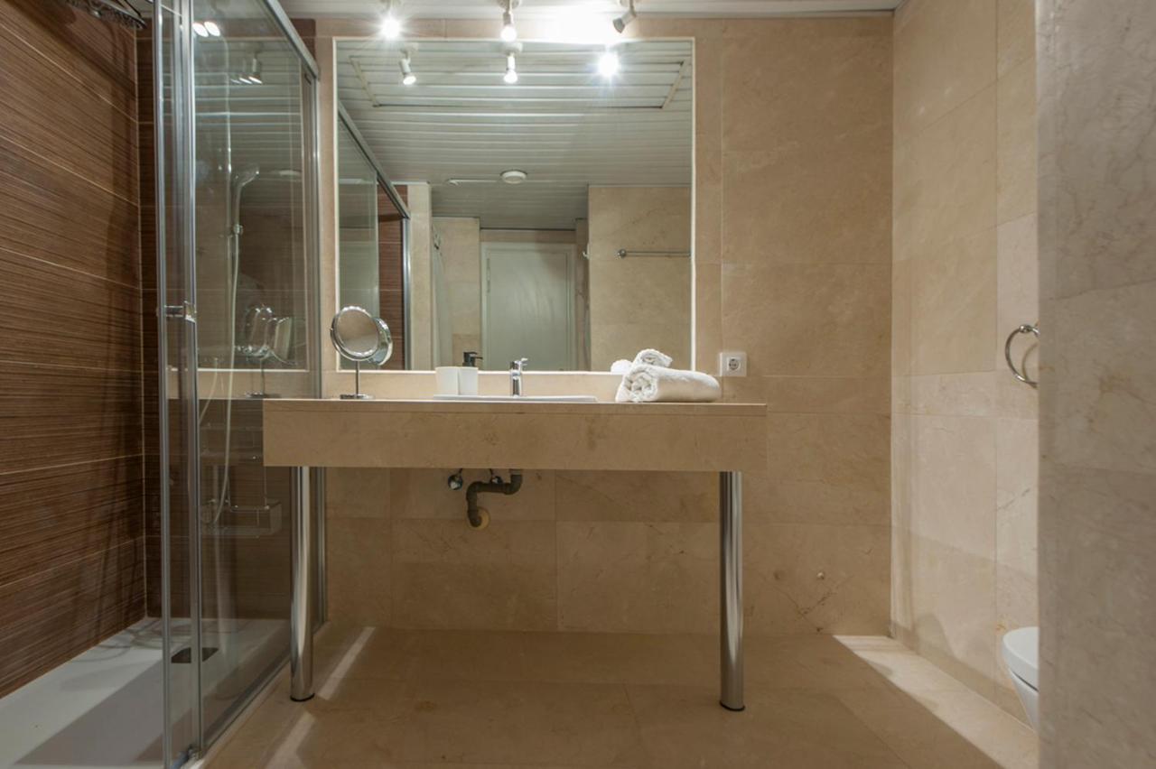 Luminoso Y Elegante En Urbanización De Lujo En Aravaca – / Con Piscina, Gimnasio Y Parking Privado Con Portero Y Vigilancia Madrid