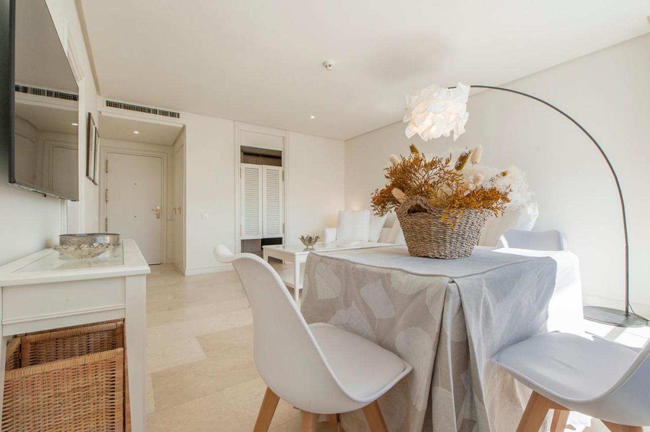 Luminoso Y Elegante En Urbanización De Lujo En Aravaca – / Con Piscina, Gimnasio Y Parking Privado Con Portero Y Vigilancia Apartamento