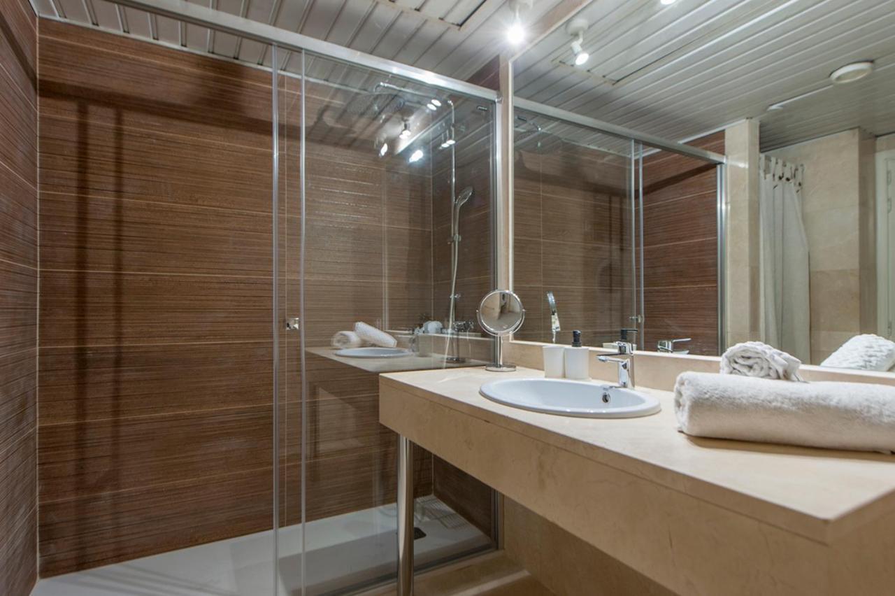 Apartamento Luminoso Y Elegante En Urbanización De Lujo En Aravaca – / Con Piscina, Gimnasio Y Parking Privado Con Portero Y Vigilancia