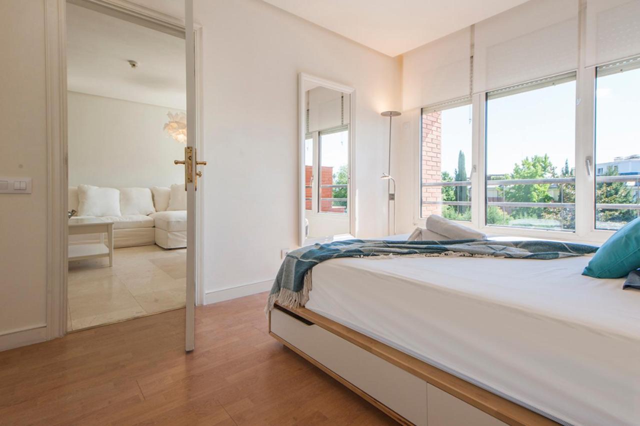 Apartamento Luminoso Y Elegante En Urbanización De Lujo En Aravaca – / Con Piscina, Gimnasio Y Parking Privado Con Portero Y Vigilancia