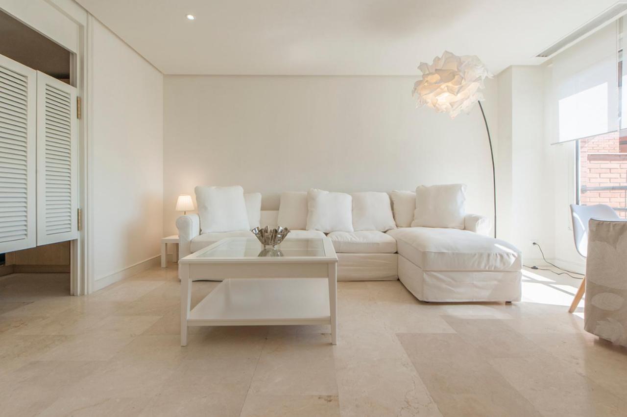 Luminoso Y Elegante En Urbanización De Lujo En Aravaca – / Con Piscina, Gimnasio Y Parking Privado Con Portero Y Vigilancia