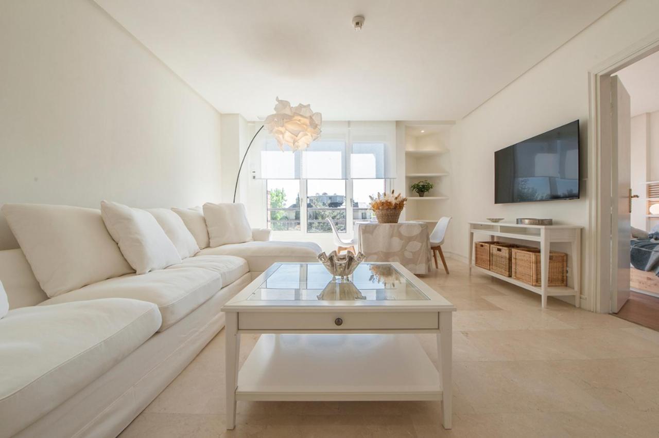 Luminoso Y Elegante En Urbanización De Lujo En Aravaca – / Con Piscina, Gimnasio Y Parking Privado Con Portero Y Vigilancia