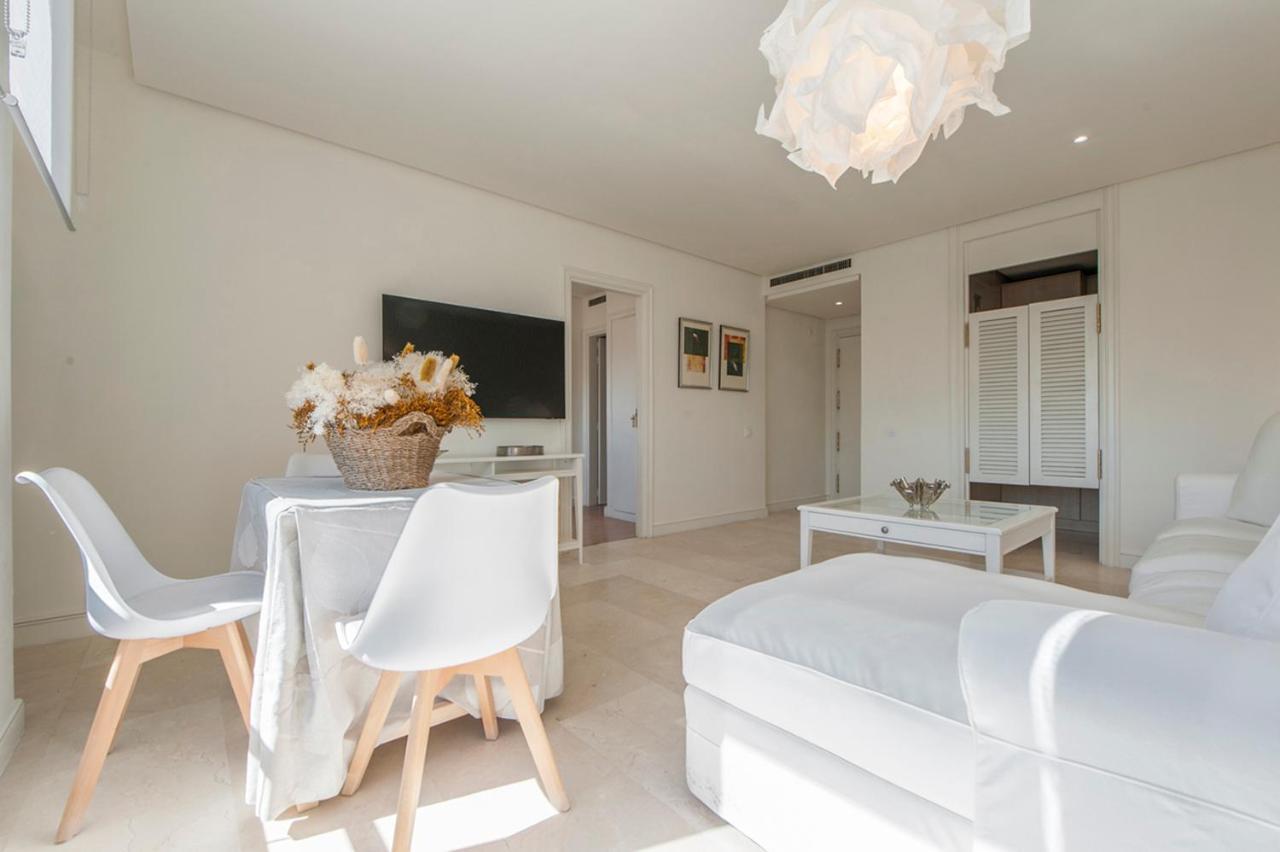 Luminoso Y Elegante En Urbanización De Lujo En Aravaca – / Con Piscina, Gimnasio Y Parking Privado Con Portero Y Vigilancia Apartamento