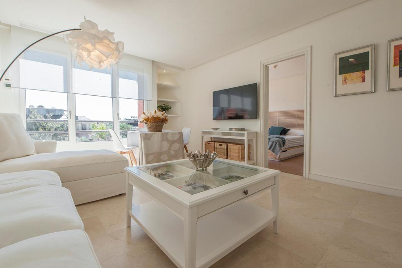 Luminoso Y Elegante En Urbanización De Lujo En Aravaca – / Con Piscina, Gimnasio Y Parking Privado Con Portero Y Vigilancia Apartamento Madrid