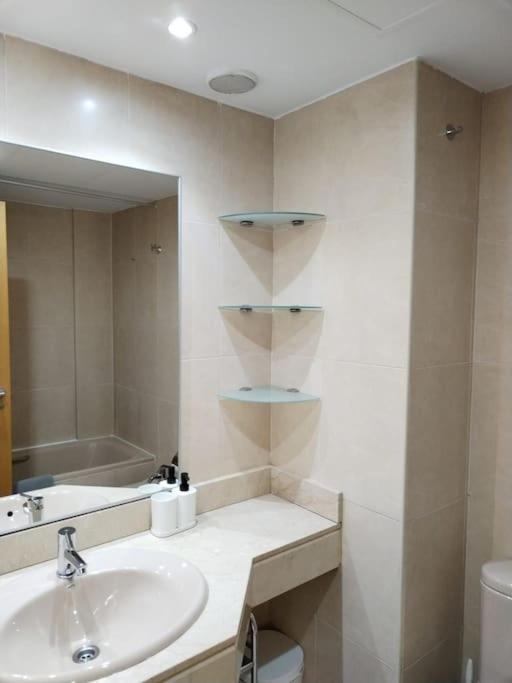 Amplio, Luminoso Y Confortable. Apartamento *