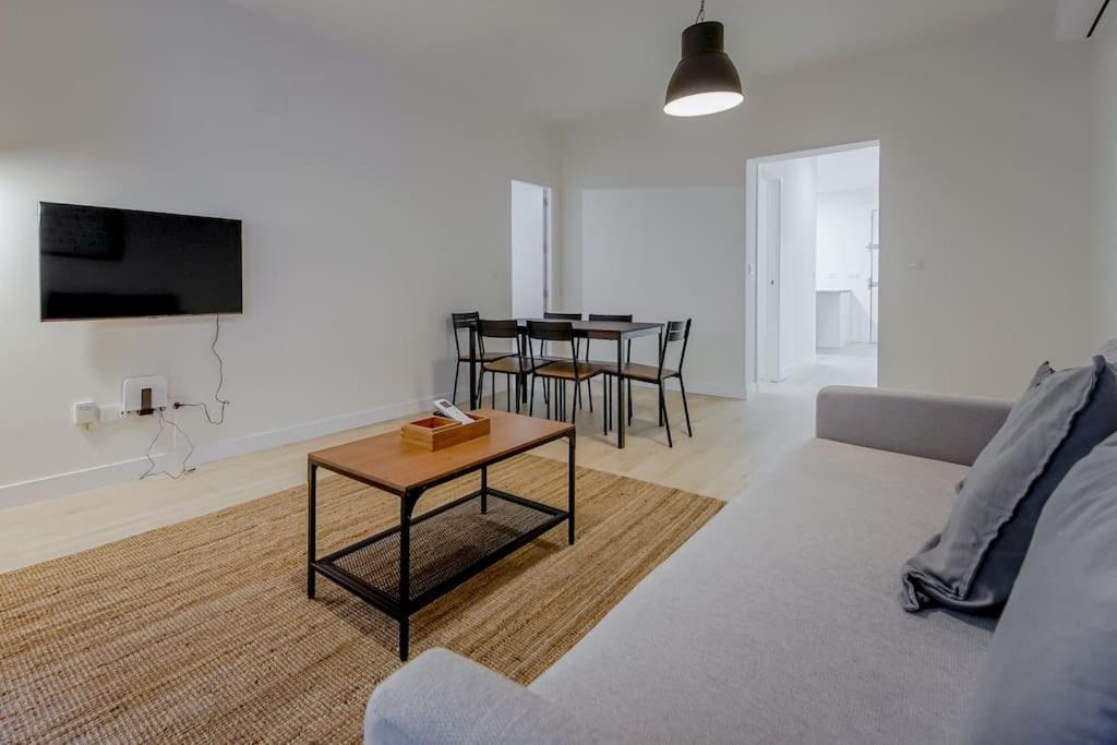 Modern Apt 6px En La Plaza De Tirso De Molina Madrid