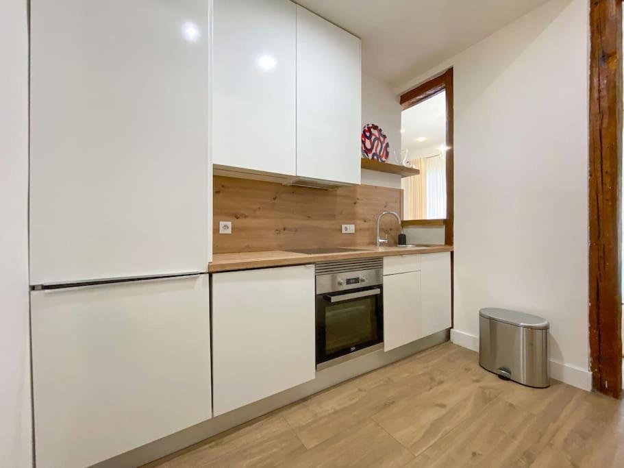New Lavapies Spacious Flat, 2 Bedrooms And 2 Balconies * Madrid