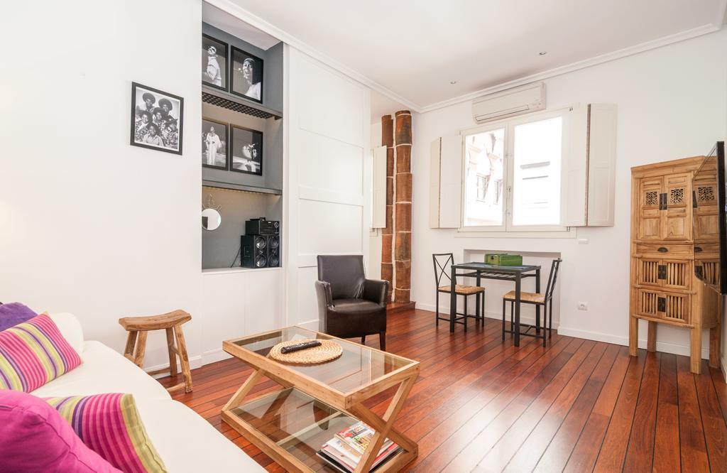Chic Opera - Cuesta De Santo Domingo I Madrid
