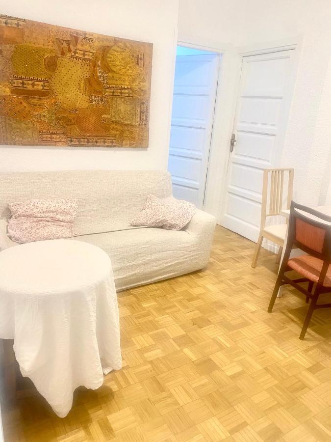 Homestay Close To Retiro Park Only For Girl