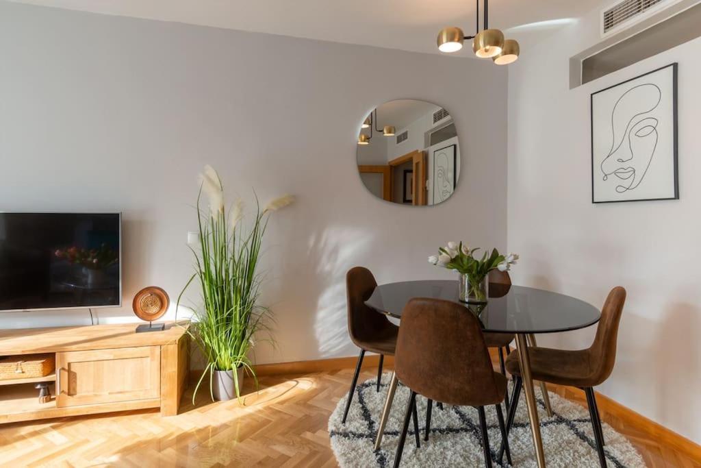 Apartment Vivienda Con Zona De Trabajo, Piscina Y Parking *