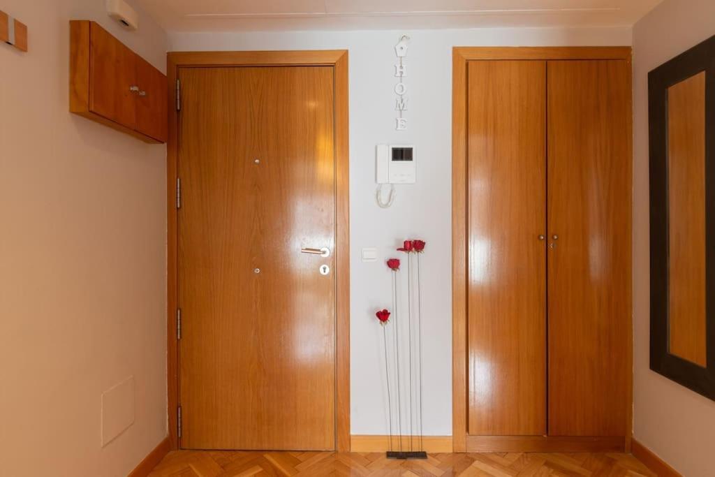 Vivienda Con Zona De Trabajo, Piscina Y Parking * Madrid