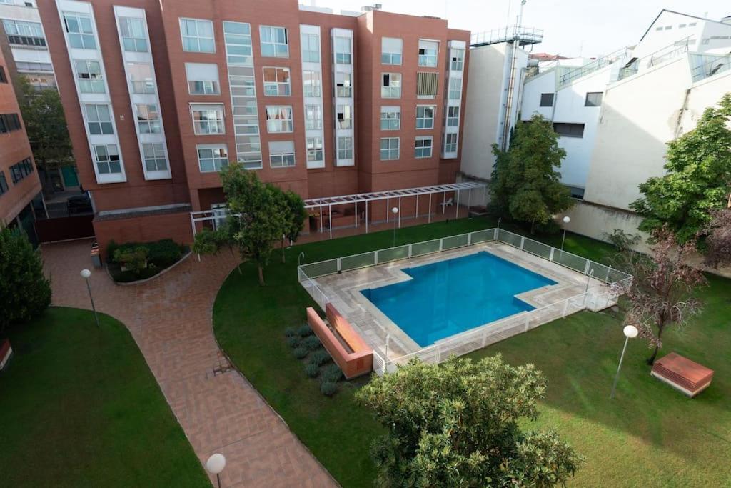 Vivienda Con Zona De Trabajo, Piscina Y Parking