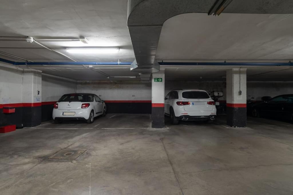 Vivienda Con Zona De Trabajo, Piscina Y Parking *