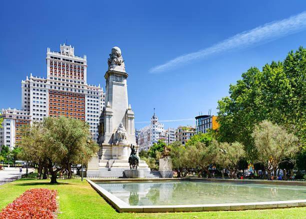 Punta Me Beautiful In Plaza Espana