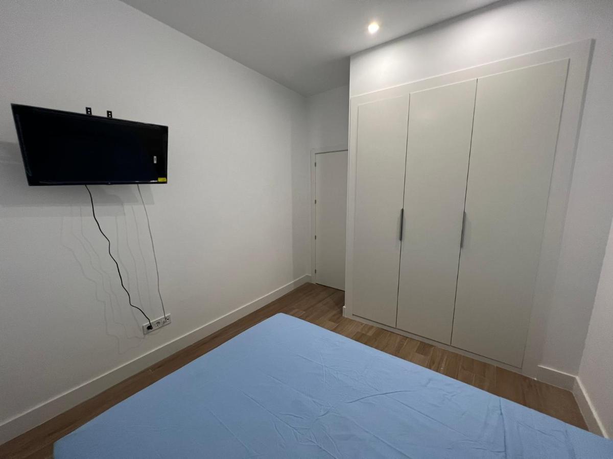 Roomstay Plaza Castilla Hostal *