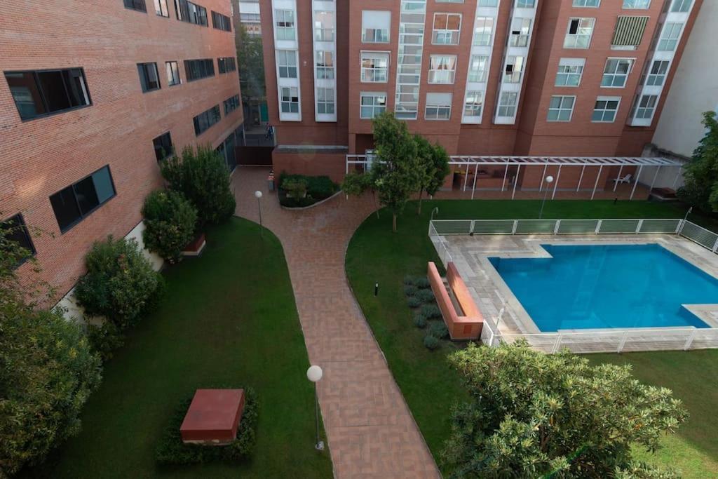 Vivienda Con Zona De Trabajo, Piscina Y Parking * Madrid