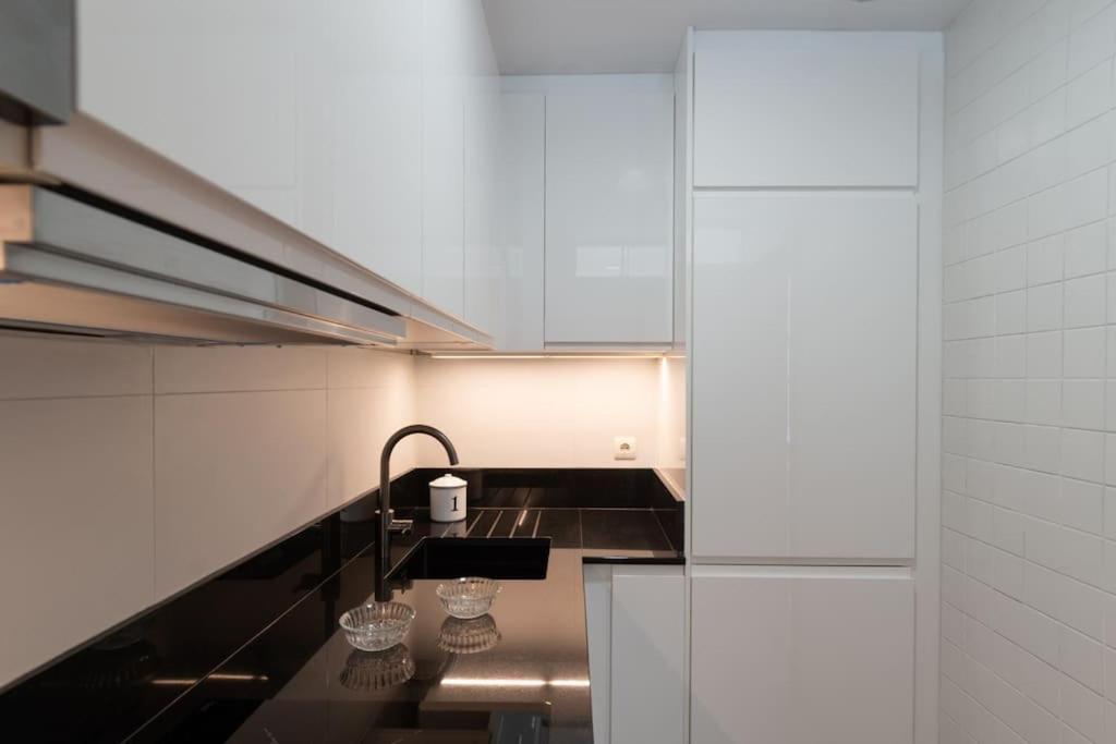 Vivienda Con Zona De Trabajo, Piscina Y Parking *