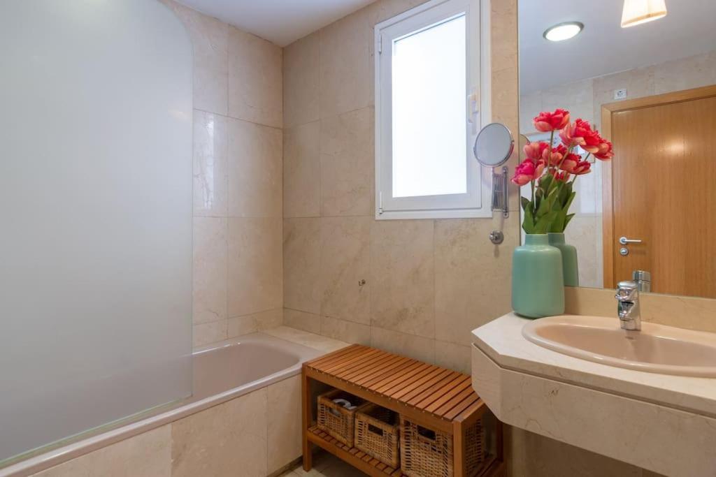 Vivienda Con Zona De Trabajo, Piscina Y Parking * Madrid