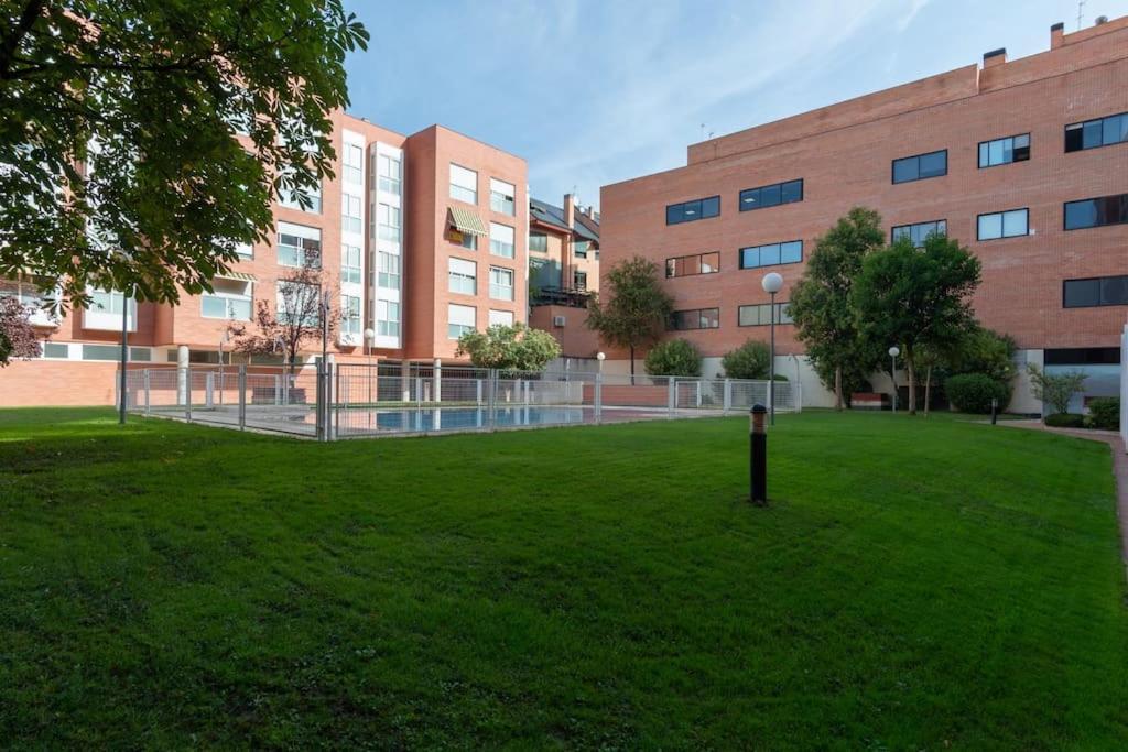 Vivienda Con Zona De Trabajo, Piscina Y Parking *