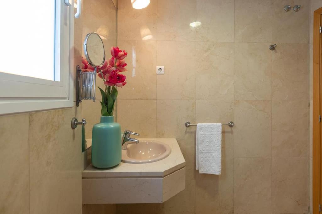 Vivienda Con Zona De Trabajo, Piscina Y Parking * Madrid