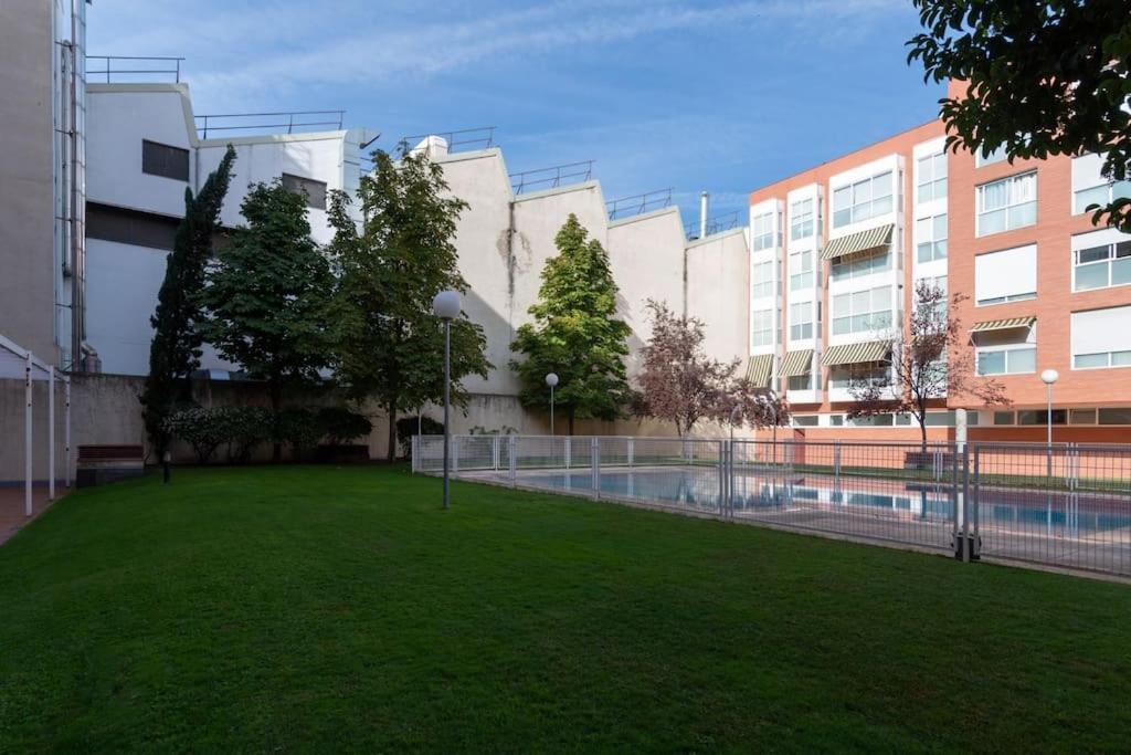 Vivienda Con Zona De Trabajo, Piscina Y Parking *