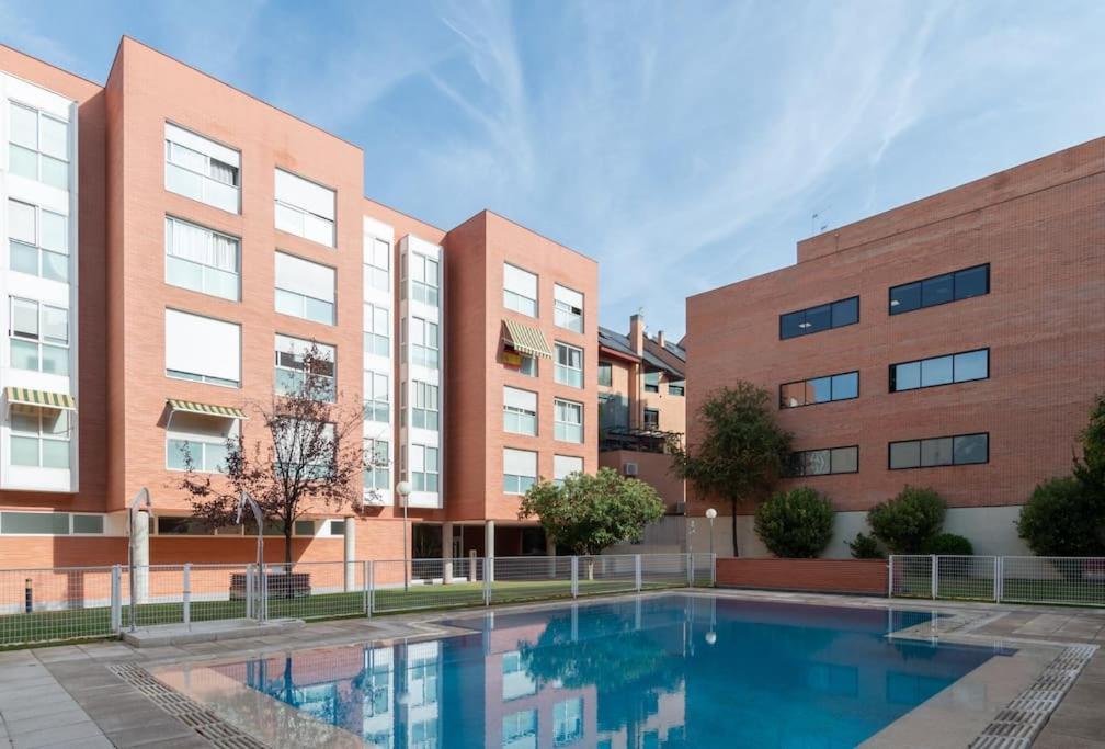 Vivienda Con Zona De Trabajo, Piscina Y Parking *