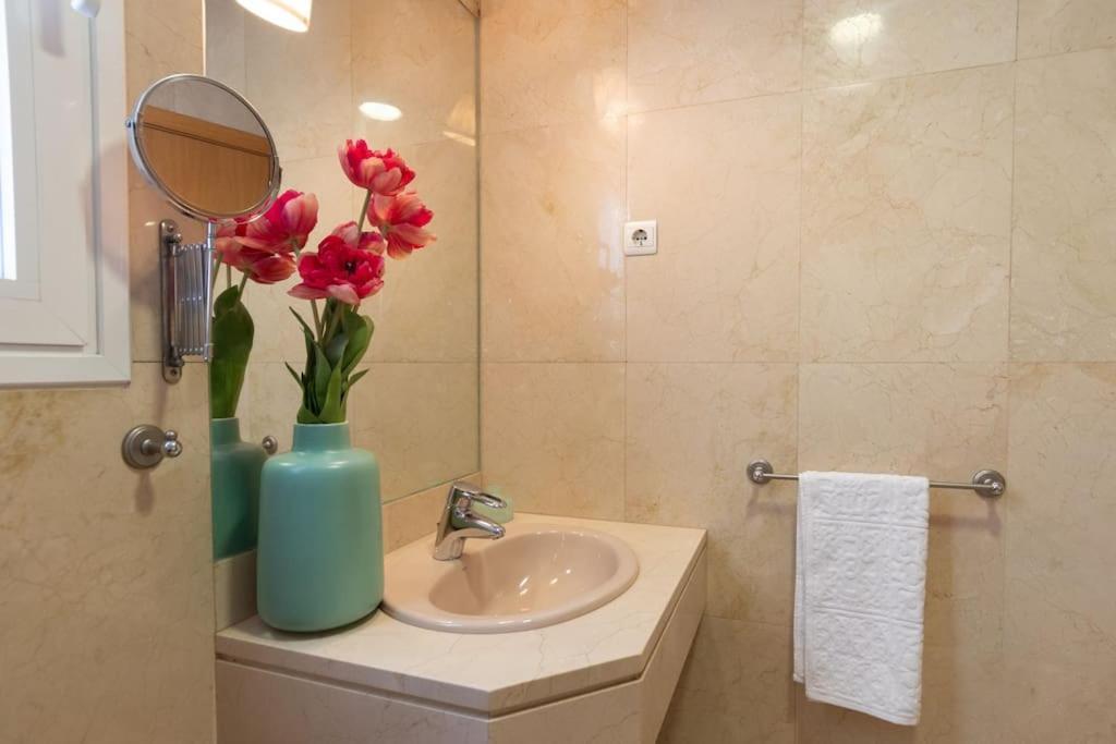 Vivienda Con Zona De Trabajo, Piscina Y Parking *
