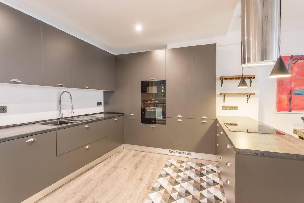 Large And Vanguardist- 2bd 2bth- Letras * Madrid