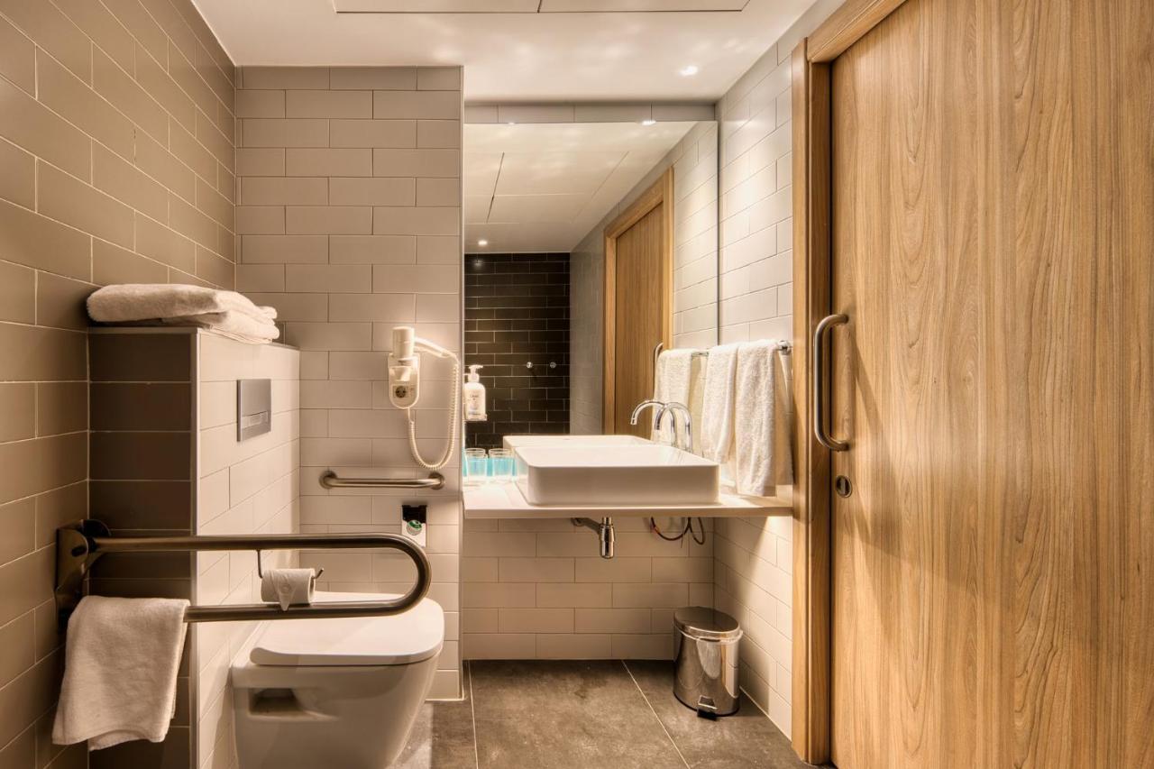 Hotel Express - - Airport By Ihg 3*