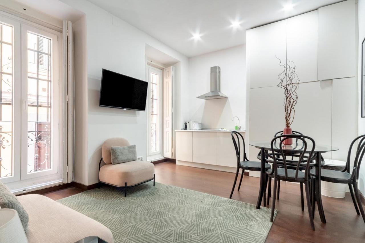 2 Bedrooms 2 Bathrooms Furnished - Malasana - Bright Stylish - Mintystay Apartamento Madrid