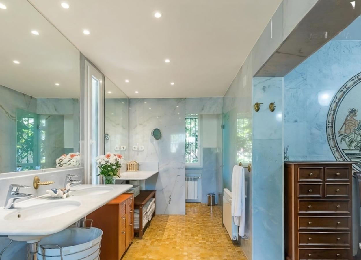 5-suite Luxury In With Indoor Pool And Oasis Villa