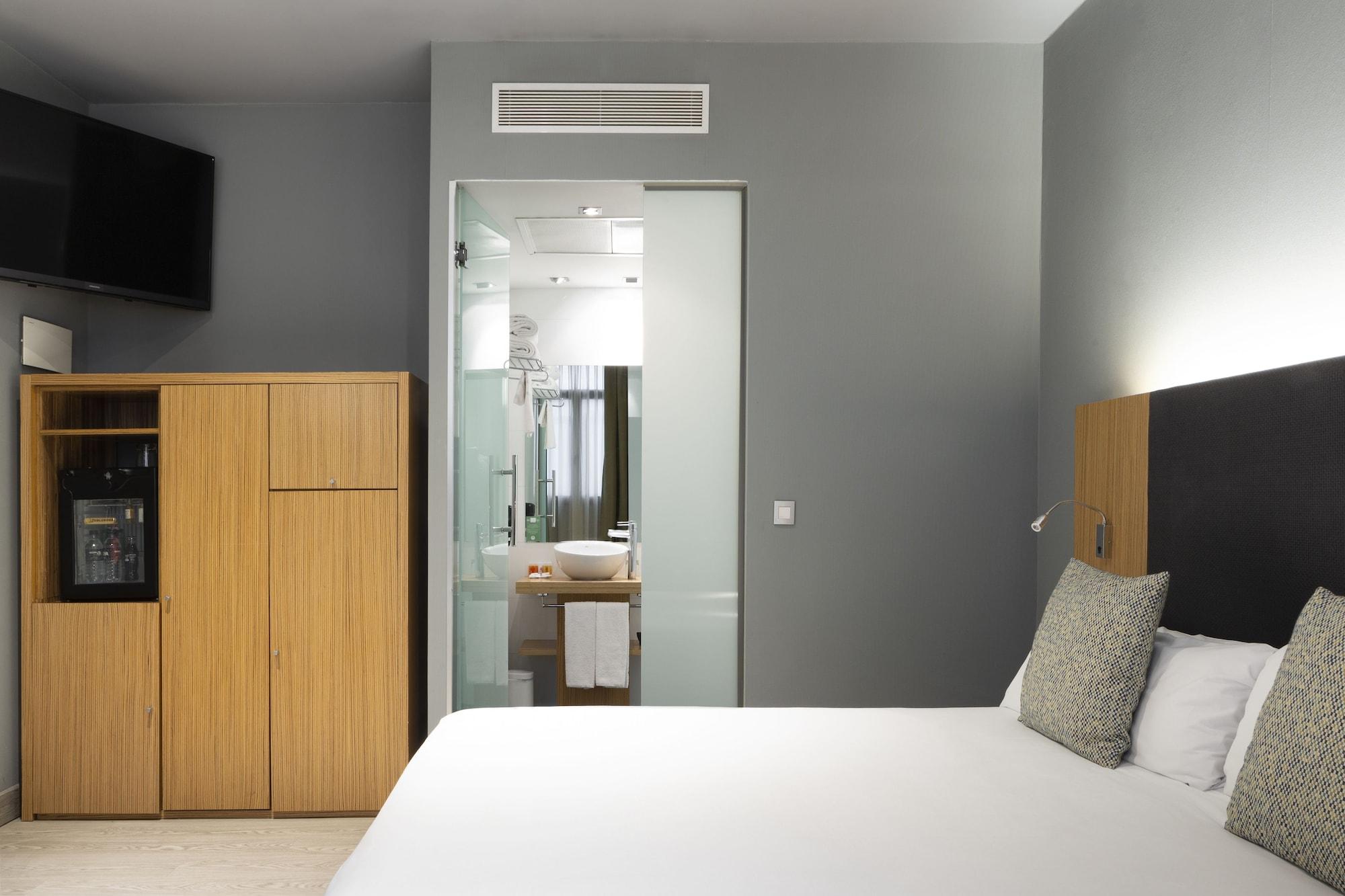 Hotel Petit Palace Tres Cruces 3*