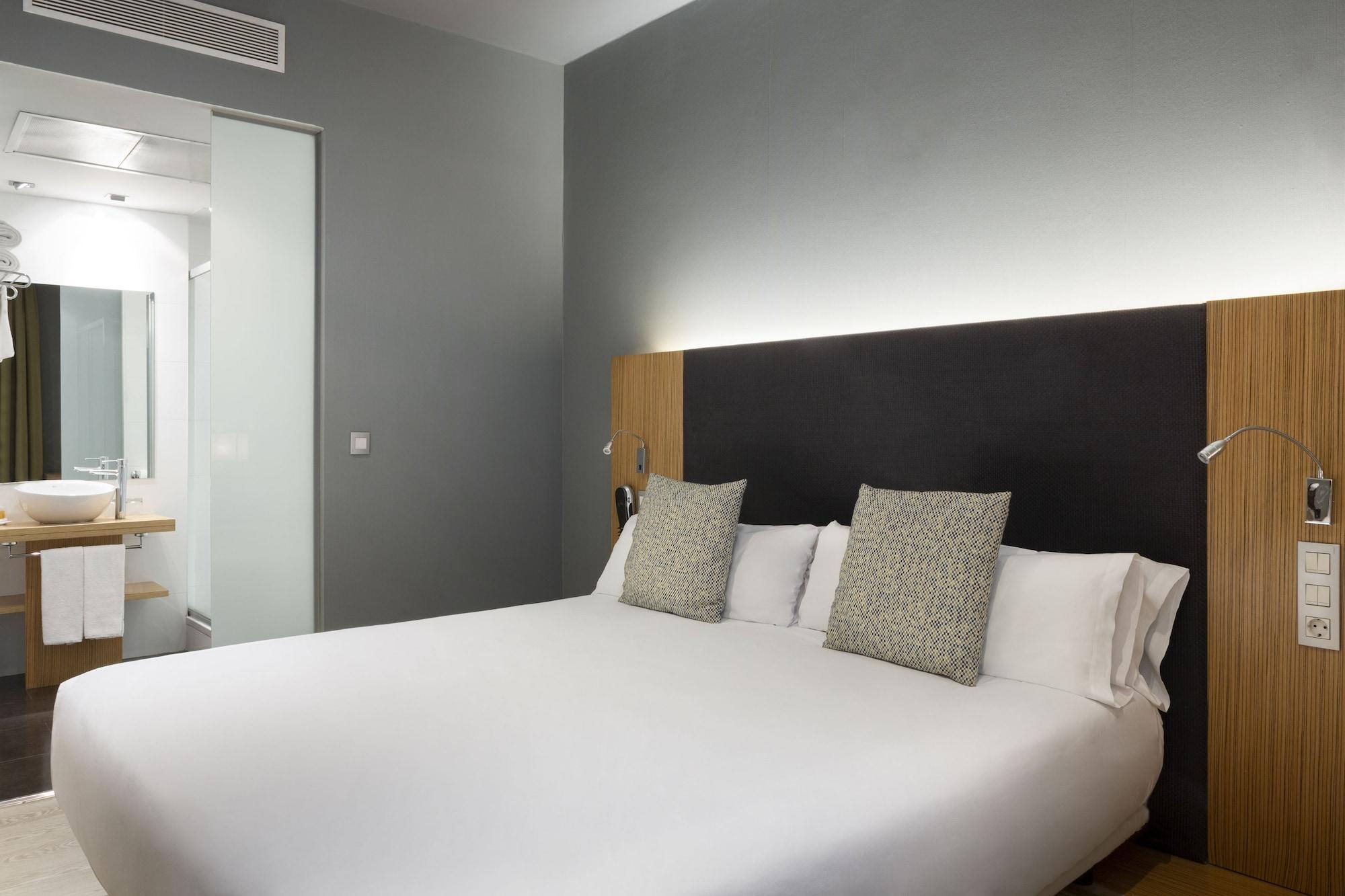 Petit Palace Tres Cruces Hotel 3*