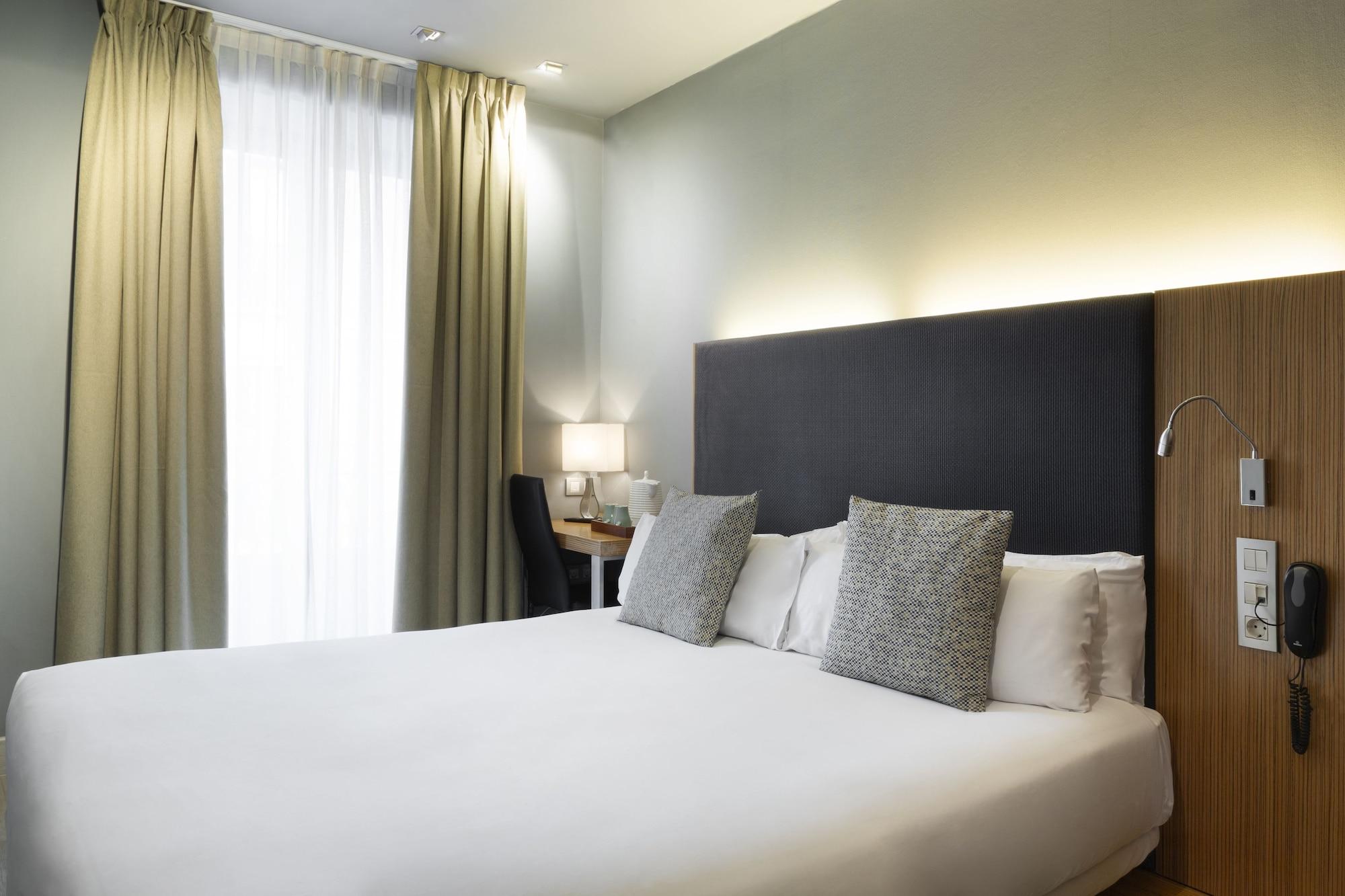 Petit Palace Tres Cruces Hotel 3*