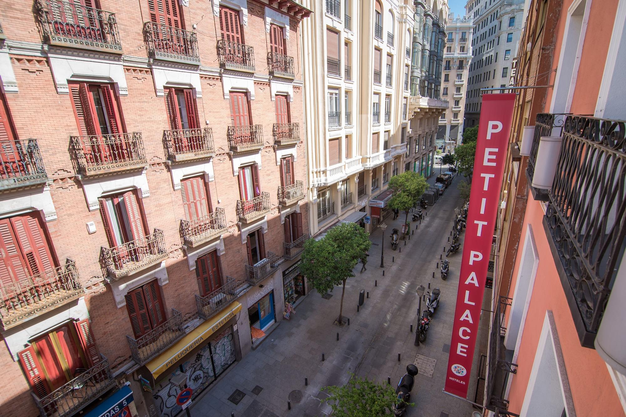 Petit Palace Tres Cruces Hotel 3*