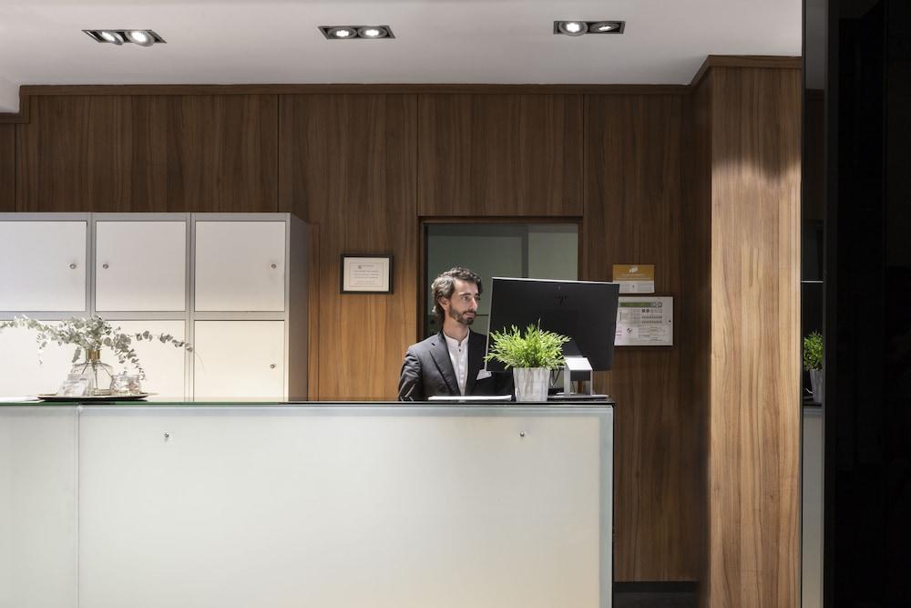Hotel Petit Palace Tres Cruces 3*