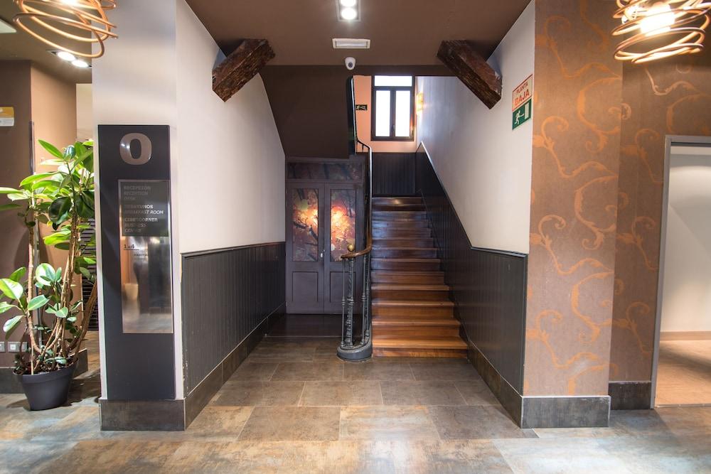 Petit Palace Tres Cruces Hotel 3*