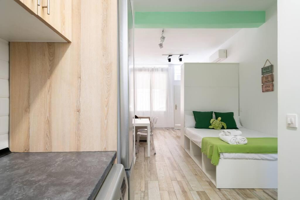 Flat At Street Level - Rio Tri-pedrero Madrid