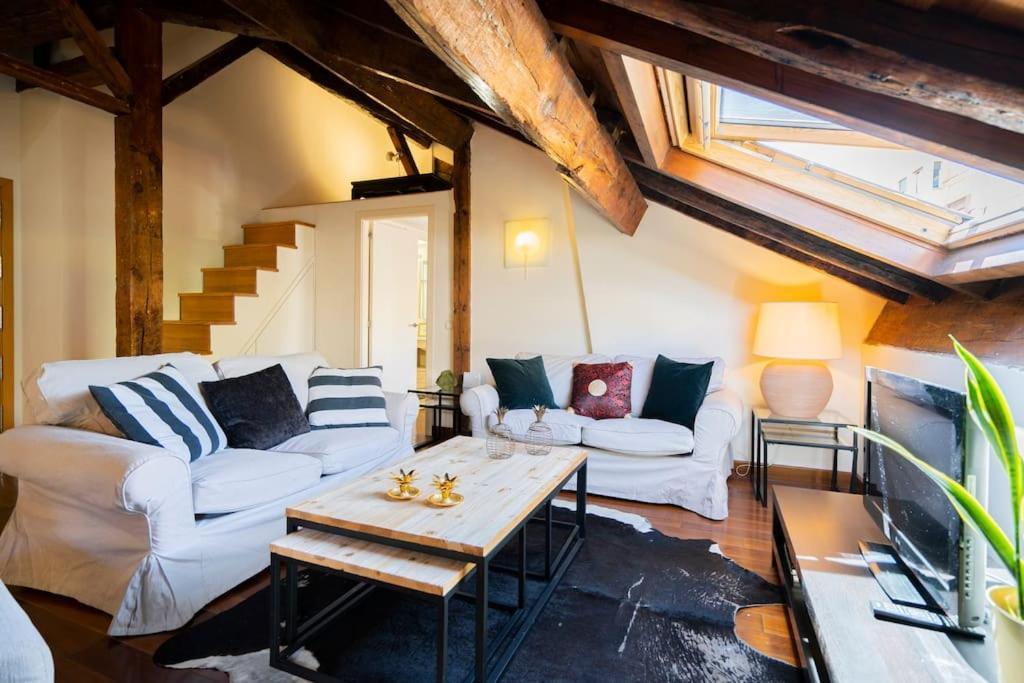 Calm And Bright Apartment, Center La Latina D.alb Apartment *