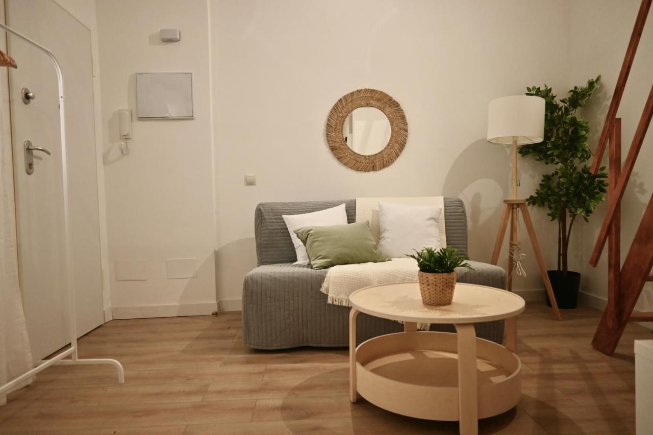 Encantador Estudio Temporal Con Cama En Mezanine Cerca De La Vibrante Avenida Albufera Mpe35 Apartamento