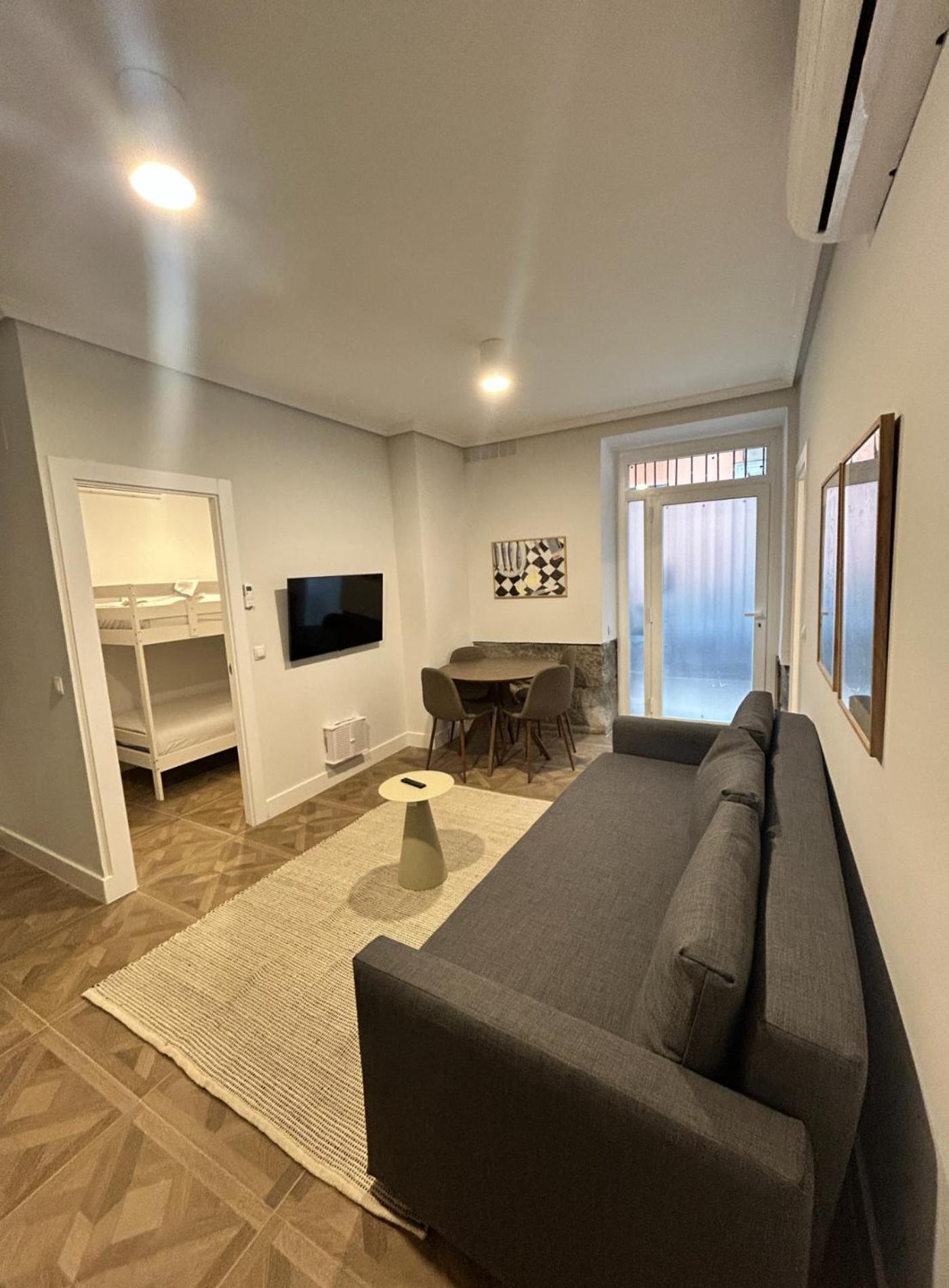 Apartment Sunny 9pax 4 En Minas-malasana E3 Madrid