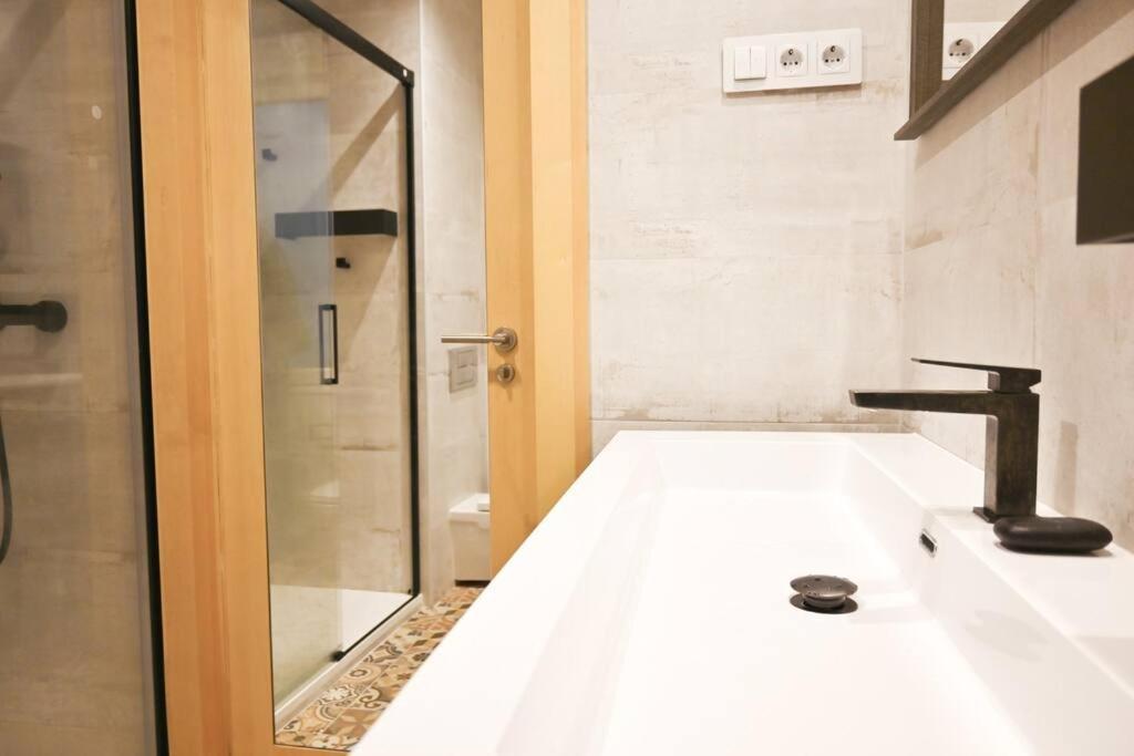 Apartamento Encantador Temporal De 1 En Zur31 Madrid