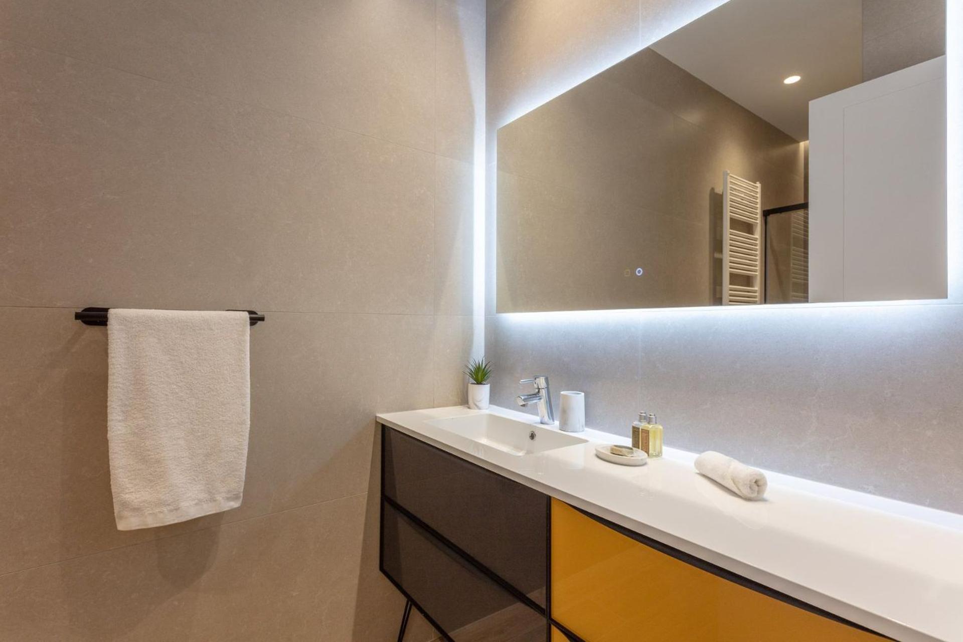 Apartamento Spacious 2-bedroom In Steps Away From Plaza Espana Conde Duque I
