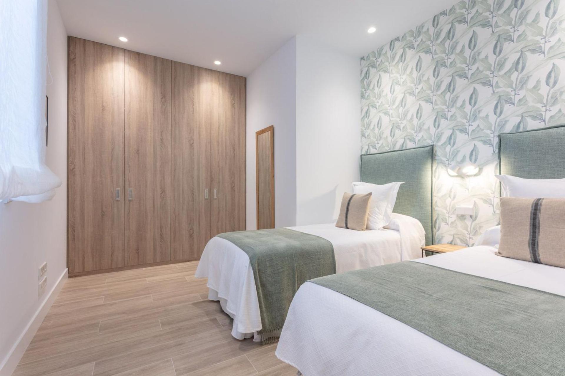 Apartamento Spacious 2-bedroom In Steps Away From Plaza Espana Conde Duque I *