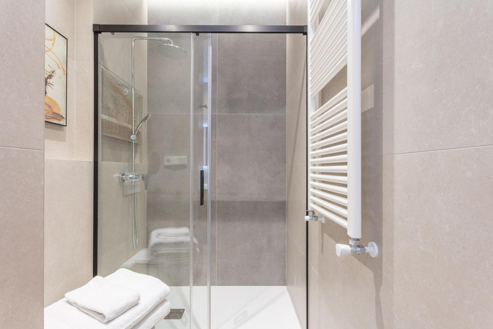 Spacious 2-bedroom In Steps Away From Plaza Espana Conde Duque I Apartamento *