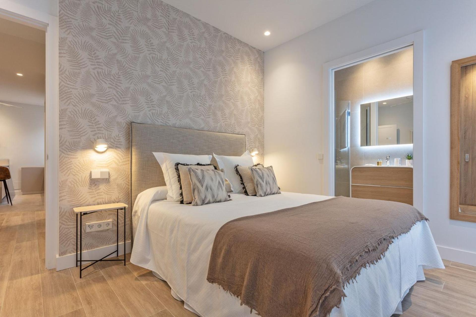 Spacious 2-bedroom In Steps Away From Plaza Espana Conde Duque I Apartamento Madrid