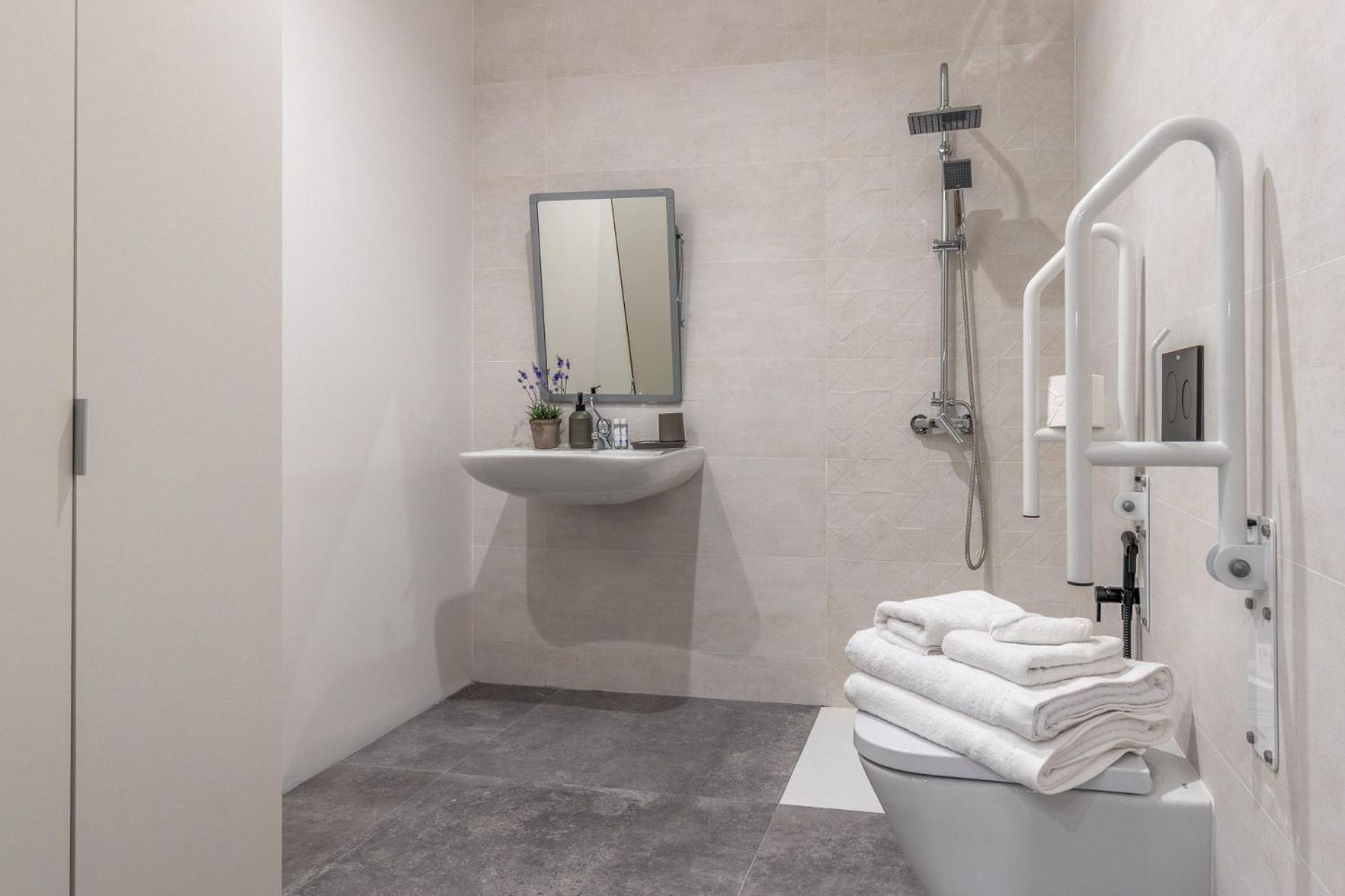 Accessible 2-single Bed In Chamberi Adapted Bathroom, Quevedo Iii